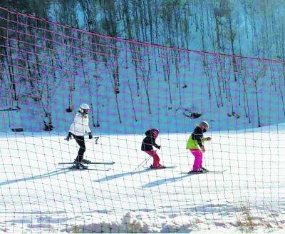 2月7日，来自北京的游客，正在崇礼万龙滑雪场滑雪。